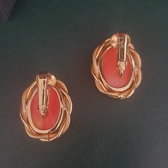 Vintage Cameo Earrings Gold‎ Tone Rope Design Setting with Clip-On Closure - Picture 4 of 8